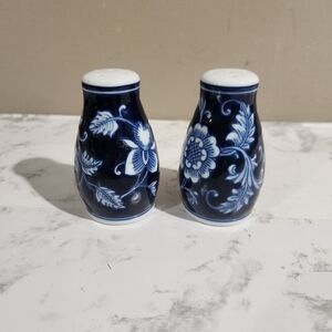 Pier 1 Imports - Mandarin Salt Shaker Blue and White Flowers Set